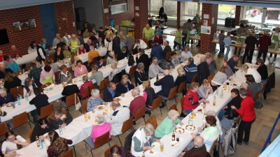 Seit fast drei Jahrzehnten richtet die KAB Tirschenreuth das Fastenessen nun schon aus. Das Rezept für die leckere Kartoffelsuppe blieb über die Jahre immer gleich. Der Erlös wird traditionell für einen guten Zweck gespendet. (Bild: Beate Heinrich)