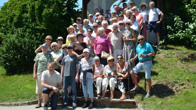 Die Siedlergruppe Weiherhammer vor der Kirche Maria Wörth. (Bild: Melanie Altmann)