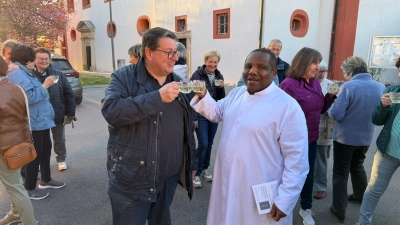Pfarrer Udo Klösel und Pfarrvikar Basil dankten den Spendern für die Maibowle und luden zu weiteren Maiandachten und Bittgängen ein. (Bild: Karl Ziegler)