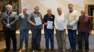 Hans Prechtl und die engere Vorstandschaft zeichneten langjährige Mitglieder aus. Stefan Wittmann, Simon Obermeier, Siegbert Wilhelm, Johann Bodensteiner, Thomas Rohrwild, Hans Prechtl und Herbert Rohrwild. (von links). Ein Teil der Geehrten war entschuldigt.  (Bild: Roland Lebrecht)