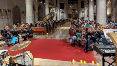 Die vielen Instrumente und Stimmen erfüllten die Basilika St. Martin mit adventlichen Klängen (Bild: Regina Probst)