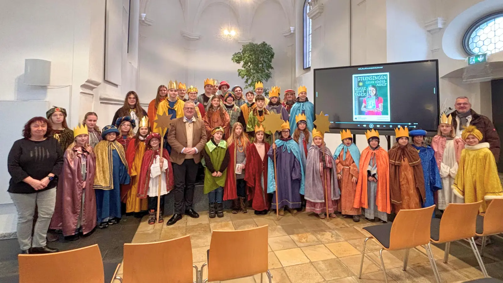 Traditionell empfing Oberbürgermeister Andreas Feller die Schwandorfer Sternsinger in der Spitalkirche. (Bild: Daniel Weigl)
