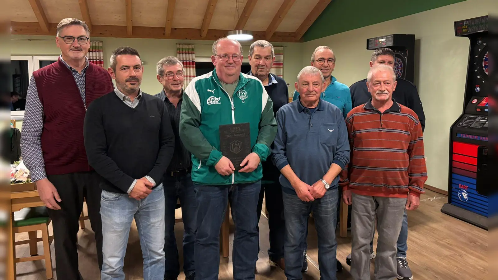 V.l.n.r: Hans Prechtl (1. Bürgermeister), Christian Heldmann (1. Vorsitzender), Berthold Altrichter, Franz Jauernig, Josef Schießl, Leo Vetter, Kurt Nachtmann (2. Vorsitzender), Alois Markl, Christian Baumer (3. Vorsitzender). (Bild: Christian Heldmann)