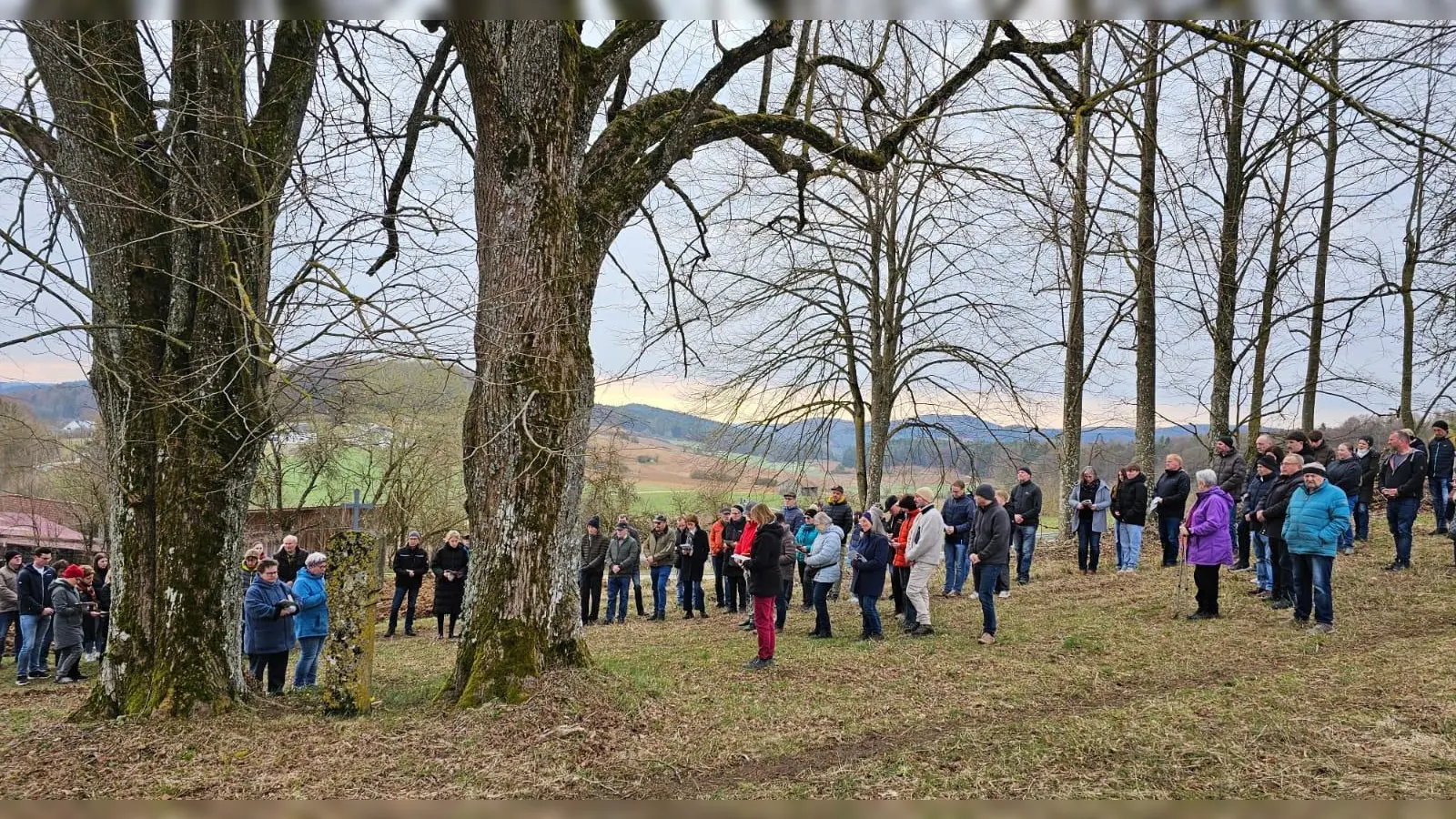 Gebet an einer Station des Kreuzweges am Kalvarienberg (Bild: Theresia Otterbein)