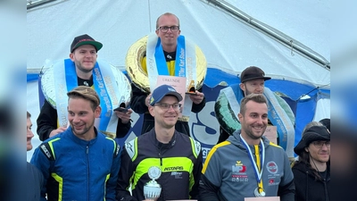 Oben von links: Philipp Lehmann, Florian Ernstberger und Oliver Lehmann<br>Vorne rechts mit Hut: Andreas Sirtl vom MSC Wiesau (Bild: Ralph Reithmeier)