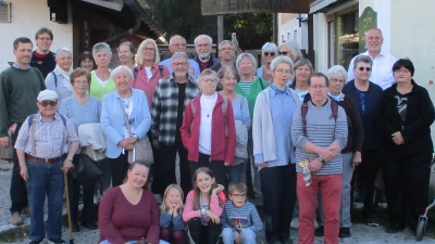 Einen erlebnisreichen Tag verlebte die Reisegruppe bei der von Chorleiter Christian Farnbauer (stehend links) organisierten Fahrt, die von Stadtpfarrer Josef Irlbacher (hinten rechts) begleitete wurde. (Bild: Georg Müllner)