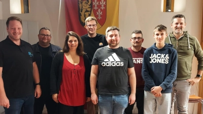 Die neu gewählte Vorstandschaft: Kreisvorsitzender Henner Wasmuth, Daniel Lobewein, Swenja Beck, Toni Grötsch, Hannes Lutter, Daniel Grötsch, Andreas Wagner, 1. Bgm. Roman Berr (Bild: Roman Berr)