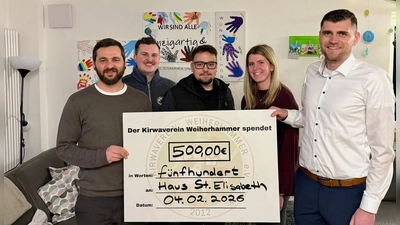 Peter Wasel nimmt den symbolischen Spendenscheck über 500 Euro von Georg Stock, Julien Schneider, Luisa Auer und Marco Gollwitzer dankend entgegen. (von links) (Bild: Siegfried Bock)