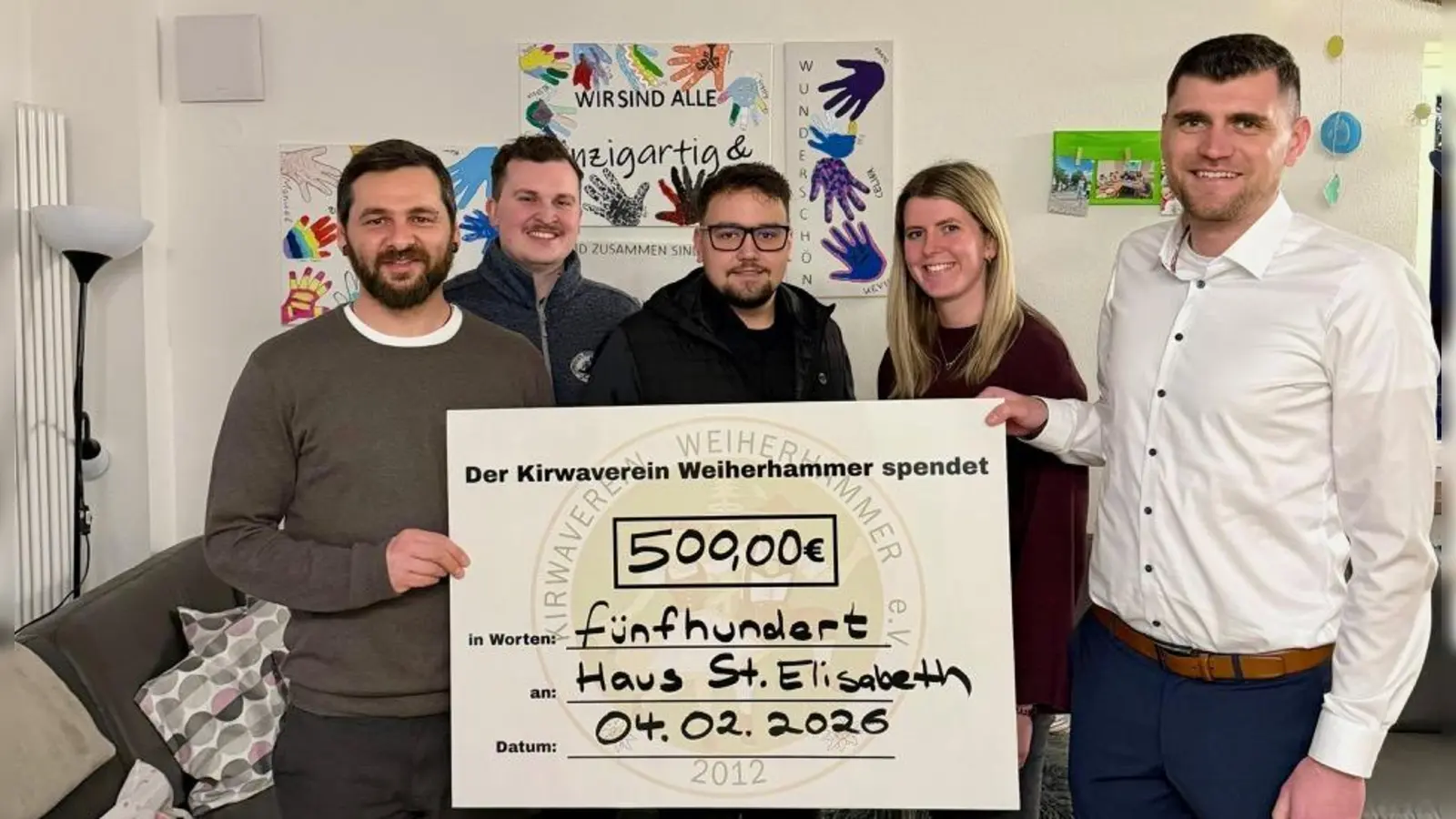 Peter Wasel nimmt den symbolischen Spendenscheck über 500 Euro von Georg Stock, Julien Schneider, Luisa Auer und Marco Gollwitzer dankend entgegen. (von links) (Bild: Siegfried Bock)