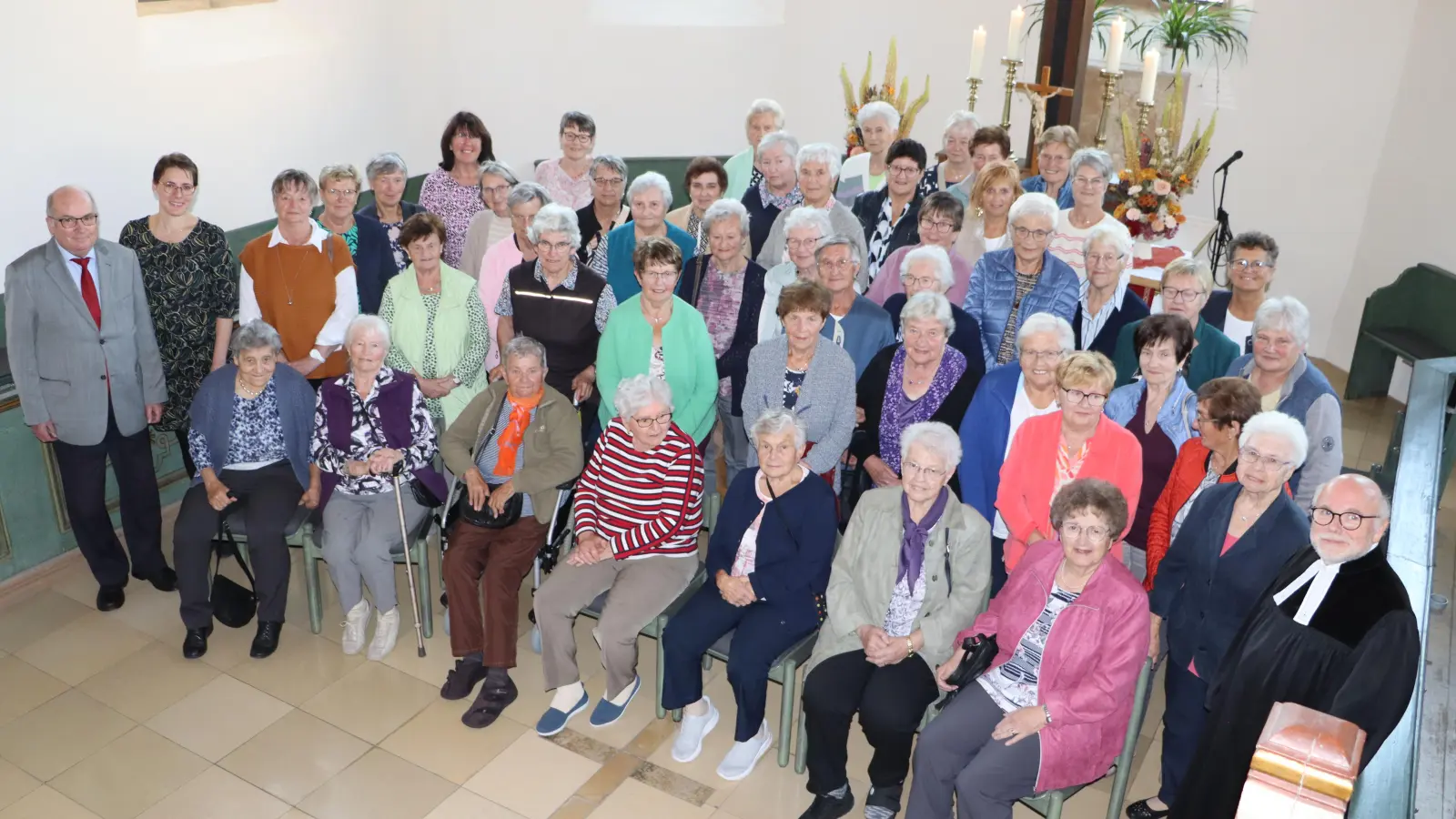 Kurz nach dem Jubiläums-Gottesdienst in der evang. Kirche St. Stephanus mit Pfarrer Keyser, Pfarrerin Ulla Knauer (von links), Pfarrer Ahnert, Frau Raum (von rechts) und Heidi Rauch (hinten rechts) (Bild: Rudi Gruber)