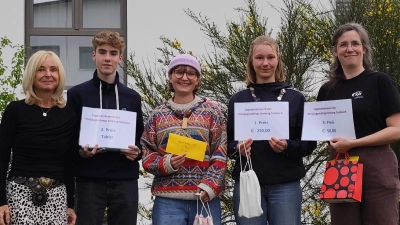 Geschäftsführerin Christine Frankerl (links) übergab die Preise an die Gewinner des Logowettbewerbs.<br> (Bild: Magdalena Geitner)