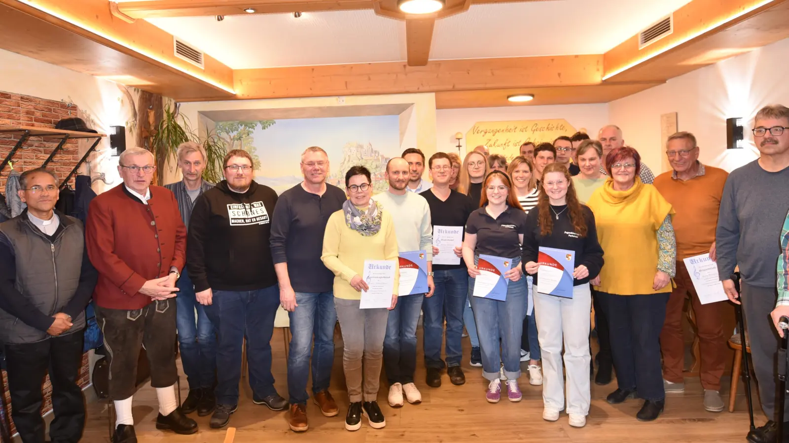 Hier die geehrten Vereinsmitglieder und Musikerinnen und Musiker  (Bild: Christan Witt)
