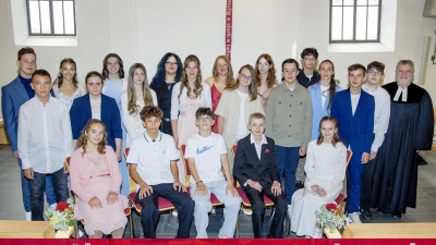 Gruppenbild der Konfirmierten des Jahrgangs 2025 der Evang.-Luth. Kirchengemeinde Schwandorf. (Bild: Karl-Heinz Frey)