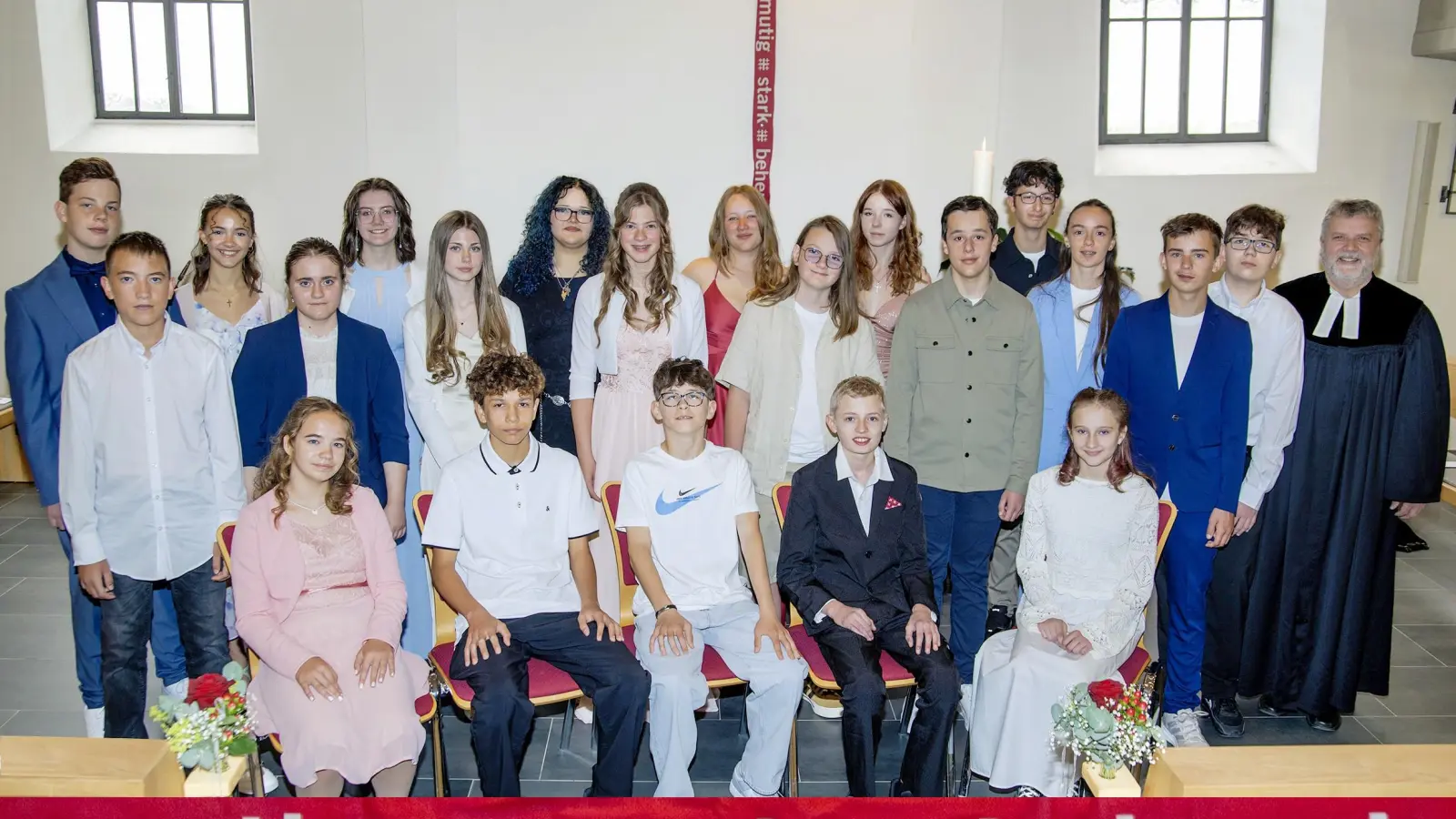 Gruppenbild der Konfirmierten des Jahrgangs 2025 der Evang.-Luth. Kirchengemeinde Schwandorf. (Bild: Karl-Heinz Frey)