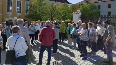 Gruppe aus dem Stiftland vor dem Kloster Walderbach. (Bild: Martina Zanner )