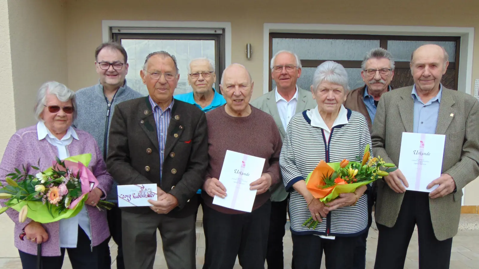 Langjährige Mitglieder KAB Ortsgruppe Sulzbach: v.li. Erna Gradl (60), Präses Pfarrer Herbert Mader, Georg Rubenbauer (60), Erwin Kraus (40), Werner Wiesnet (60), Teamsprecher Joachim Weiß, Irmgard Hammer (50), Kassier Norbert Eisner und Anton Hammer (50).  (Bild: Anton Fenk)