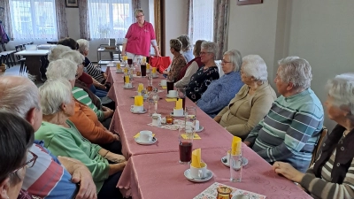 Palliative Care Fachkraft und Teamleiterin Heidi Schupfner vom AAPV bei ihren Ausführungen beim Seniorennachmittag der katholischen Pfarrgemeinde Mantel. (Bild: Priska Hofmann)