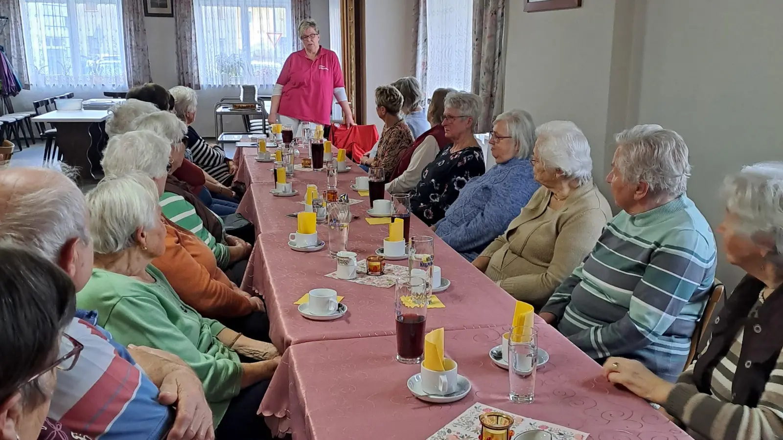 Palliative Care Fachkraft und Teamleiterin Heidi Schupfner vom AAPV bei ihren Ausführungen beim Seniorennachmittag der katholischen Pfarrgemeinde Mantel. (Bild: Priska Hofmann)