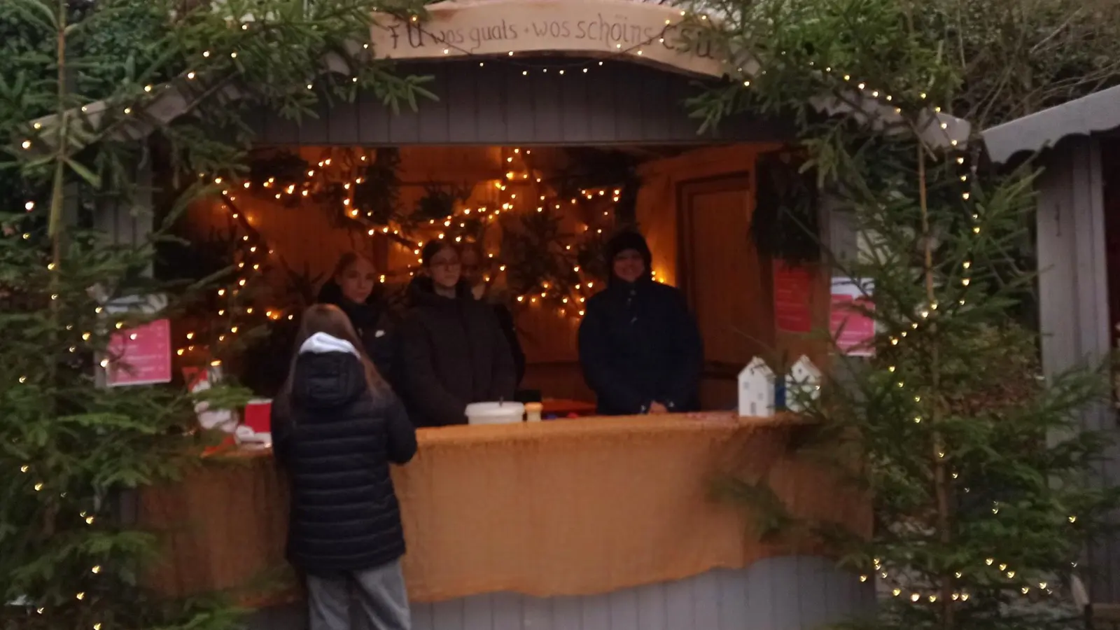 Verkaufsstand der Frauenunion Schnaittenbach am Weihnachtsmarkt im Rathausinnenhof Schnaittenbach. (Bild: Elisabeth Kraus)