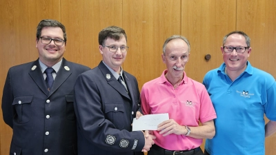 Die Feuerwehr Letzau, vertreten durch Kommandant Jürgen Götz und Vorstand Florian Neumann nahmen die Spende der Theatergruppe um Vorstand Günter Horn und Kassier Torsten Kaiser entgegen.  (Bild: Florian Neumann)