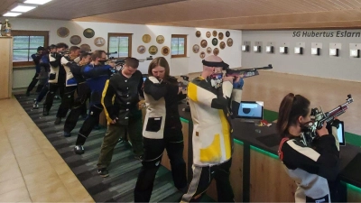 Die Schützenelite aus drei Schützengaus trafen sich in Eslarn zum Aufstiegskampf in die Bezirksliga. (Bild: Karl Ziegler)