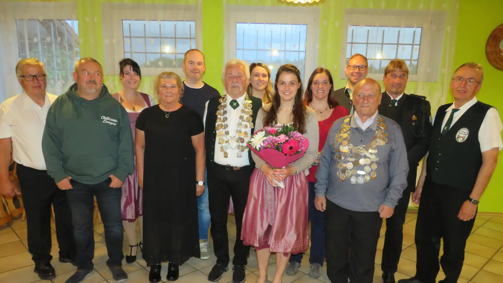 Karsten Walter(2. von rechts) überreichte die Königsketten an die neuen Majestäten und Schützenkaiserin Maria Neubauer(Vorne mit Blumen) der Schützengesellschaft.  (Bild: Johann Adam )