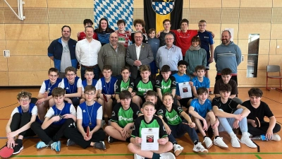 Nach dreistündigem Wettstreit an den grünen Platten wurden die toll spielenden Schüler Nordbayerns noch gewürdigt durch Rektor Udo Leitz (3.v.r.), Bgm. Martin Preuß (4.v.r.), Organisator Thomas Gebele (5.v.r.) und Bezirksschulobmann Tischtennis Dr. Alois Spitzer (6.v.r.): hinten stehend Montessori-Schule Nünberg (Platz 1), vorne sitzend v. l. Mittelschule Münnerstadt (2.), Dreifaltigkeits-MS Amberg.<br>(3. grün) und MS Strullendorf (4.)<br> (Bild: Thomas Gebele)