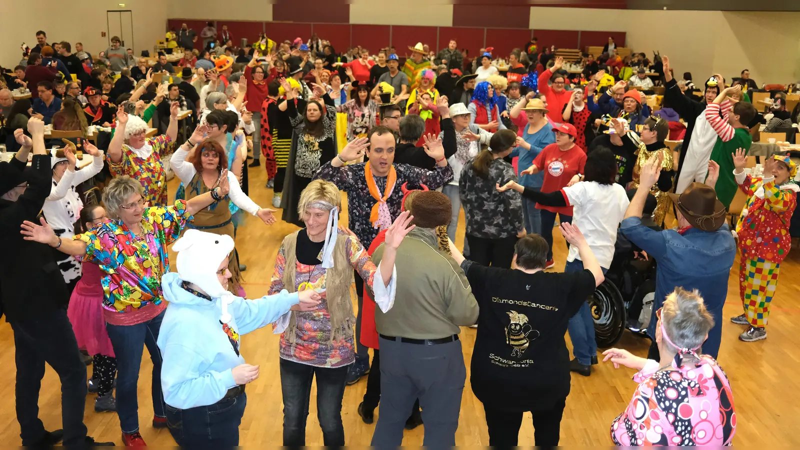 Viel Spaß und gute Laune: Die Faschingsfeier der Naab-Werkstätten in der Nordhauhalle fand nach dreijähriger Pause wieder statt. (Bild: Hirsch)