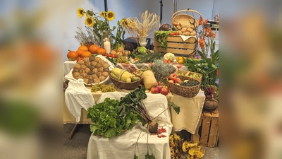 Ernte-Gaben-Tisch als gemeinsames Zeichen der Dankbarkeit (Bild: Elke Gehr)