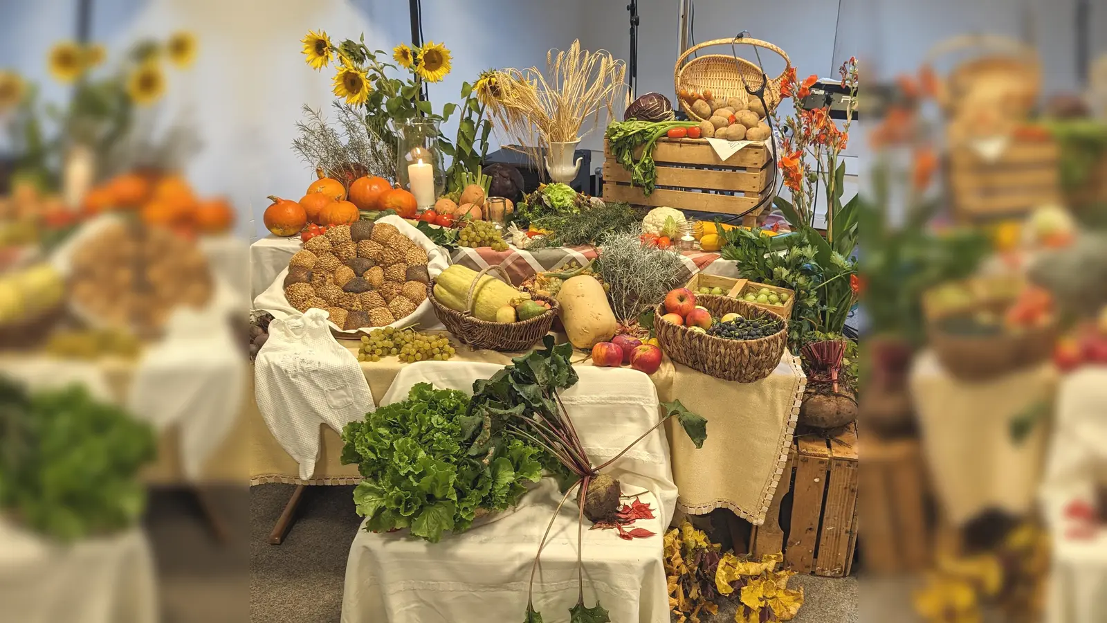 Ernte-Gaben-Tisch als gemeinsames Zeichen der Dankbarkeit (Bild: Elke Gehr)