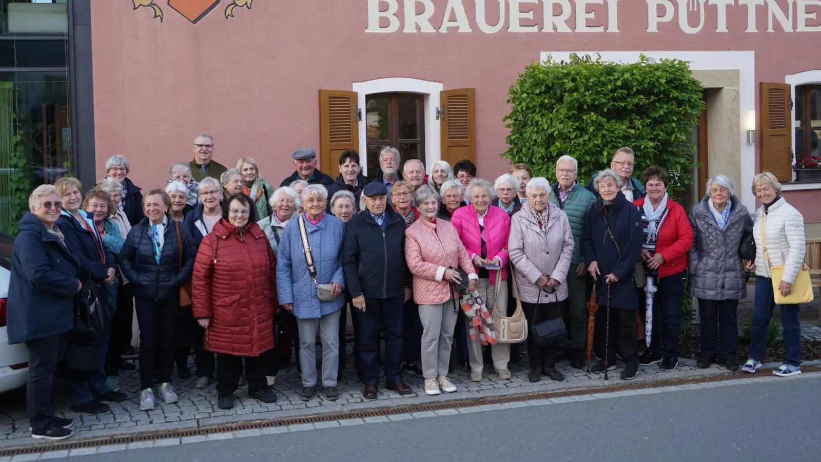 Gut gelaunt stellten sich die Teilnehmer der Muttertagsfahrt des Frauenbundes St. Johannes und Herz Jesu nach der Einkehr im Gasthof Püttner zum Gruppenfoto auf.. (Bild: Alois Schröpf)