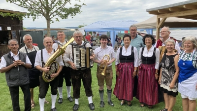 PfarrerJames Mudakodil mit den Musikanten und dem Organisatoren des Pfarrfestes  (Bild: Angela Bösl )