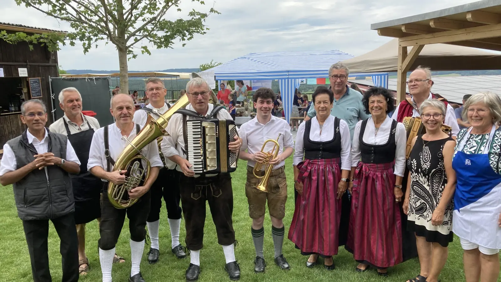 PfarrerJames Mudakodil mit den Musikanten und dem Organisatoren des Pfarrfestes  (Bild: Angela Bösl )