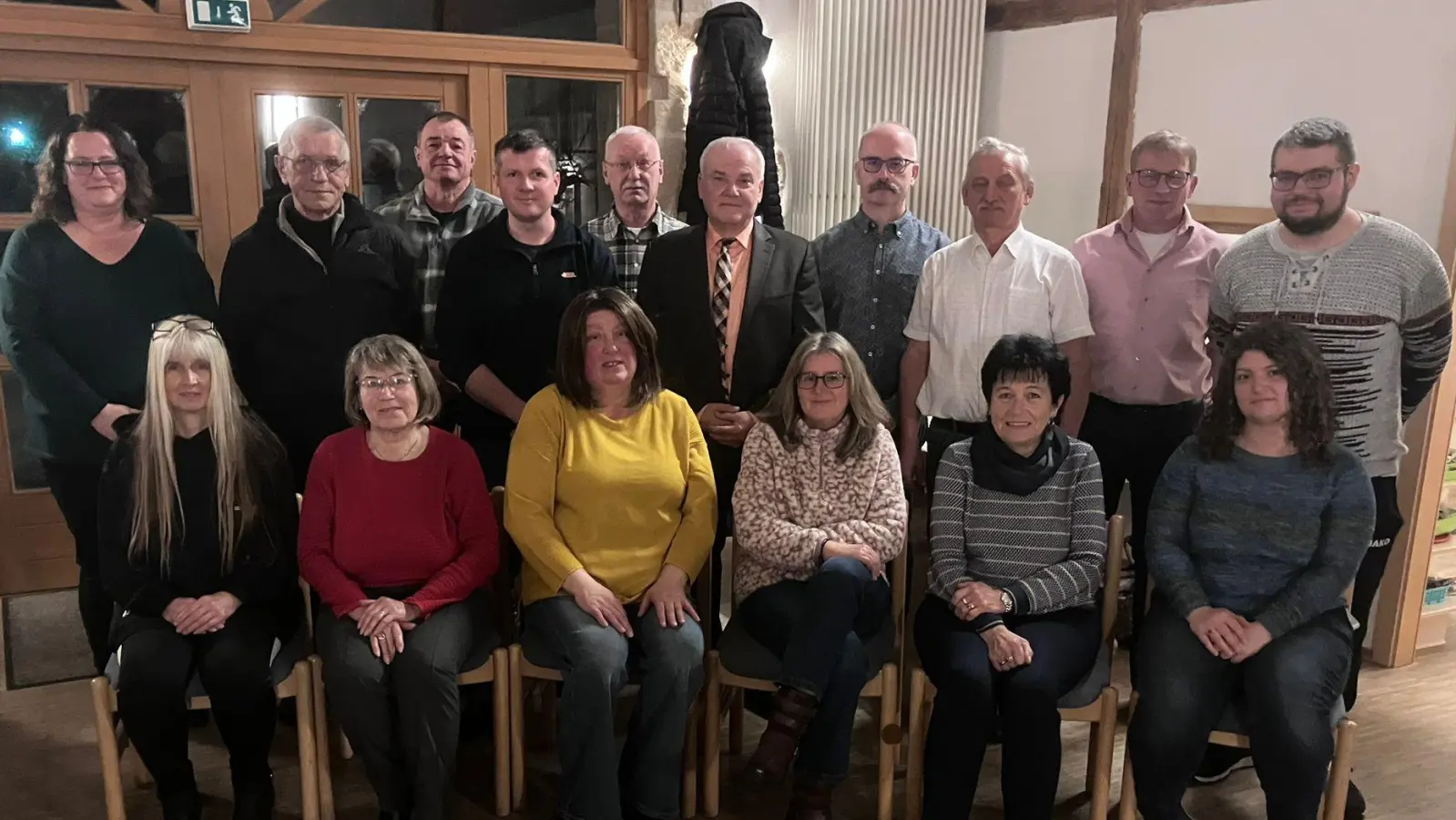 Neue Vorstandschaft mit Bürgermeister, 3. v. l. sitzend alte u. neue Vorsitzende Christina Kastner. (Bild: Norbert Stahl)