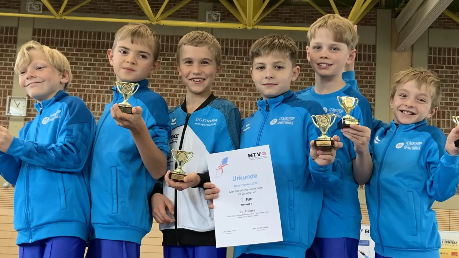 Siegermannschaft von links: Lukas Meindl, Elias Triller, Mattis Beck, Oskar Eiletz, Hannes Edenharter, Adrian Nentwig, (Trainer Wolfgang Rösch) (Bild: Peter Deml)