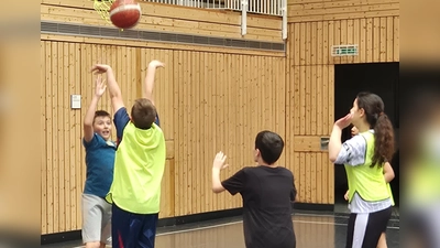 Spielszenen beim Basketballcup der Grundschulen im Landkreis Amberg-Sulzbach und der Stadt Amberg. (Bild: Christine Ruoff)