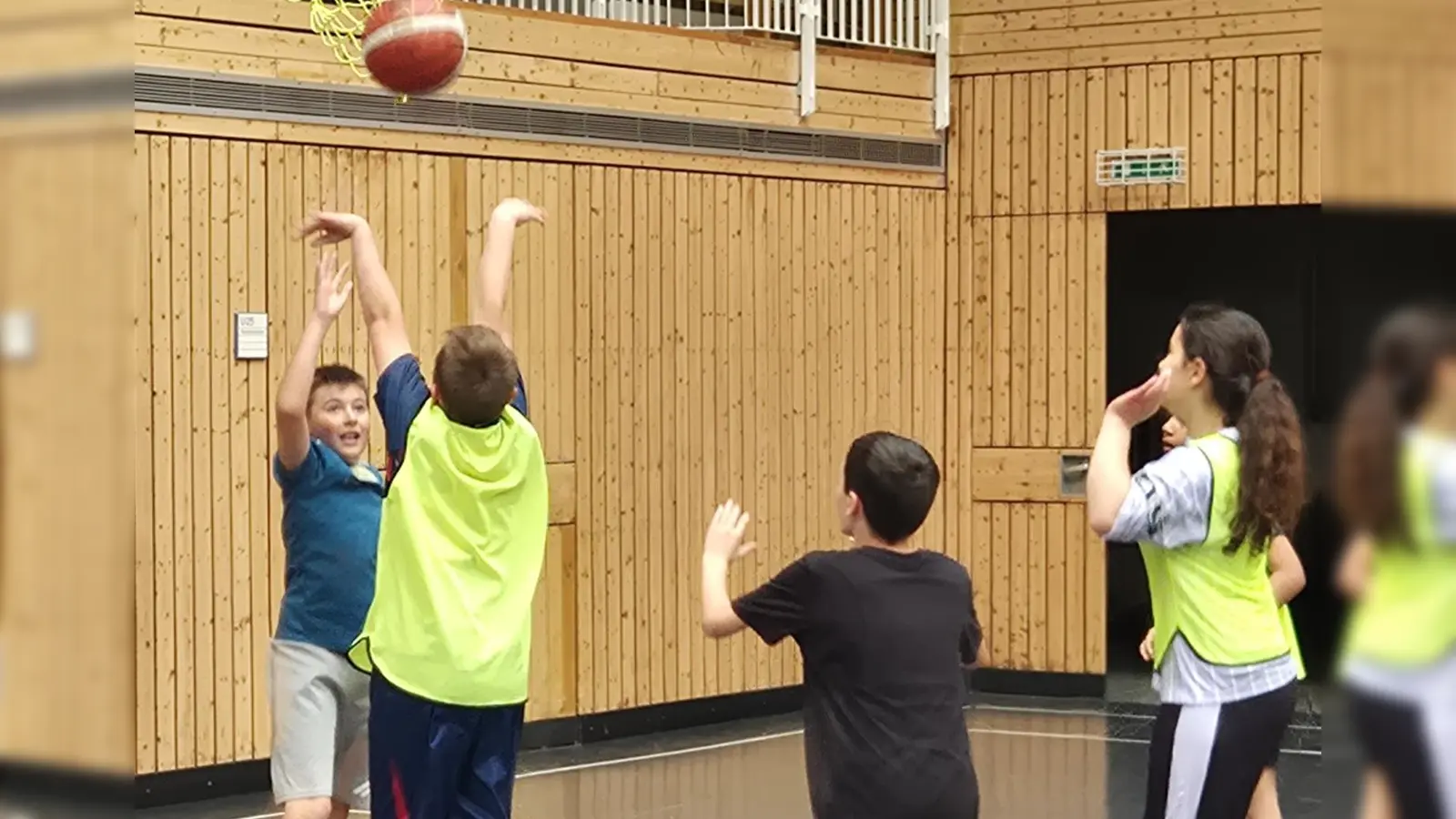 Spielszenen beim Basketballcup der Grundschulen im Landkreis Amberg-Sulzbach und der Stadt Amberg. (Bild: Christine Ruoff)