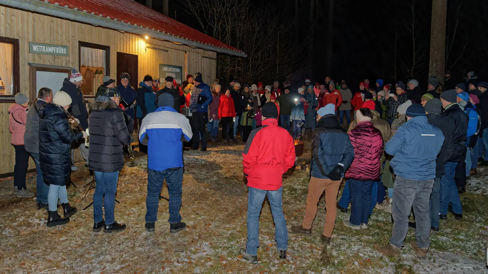 Waldweihnacht vor der Langlaufhütte am Mitterberg (Bild: Thomas Enslein)