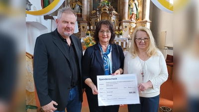 Spendenübergabe an Frau Elisabeth Dürbeck (Hospizverein Amberg) durch Annette Nübler und Heinrich Schwirzer. (Bild: Dagmar Schwirzer)