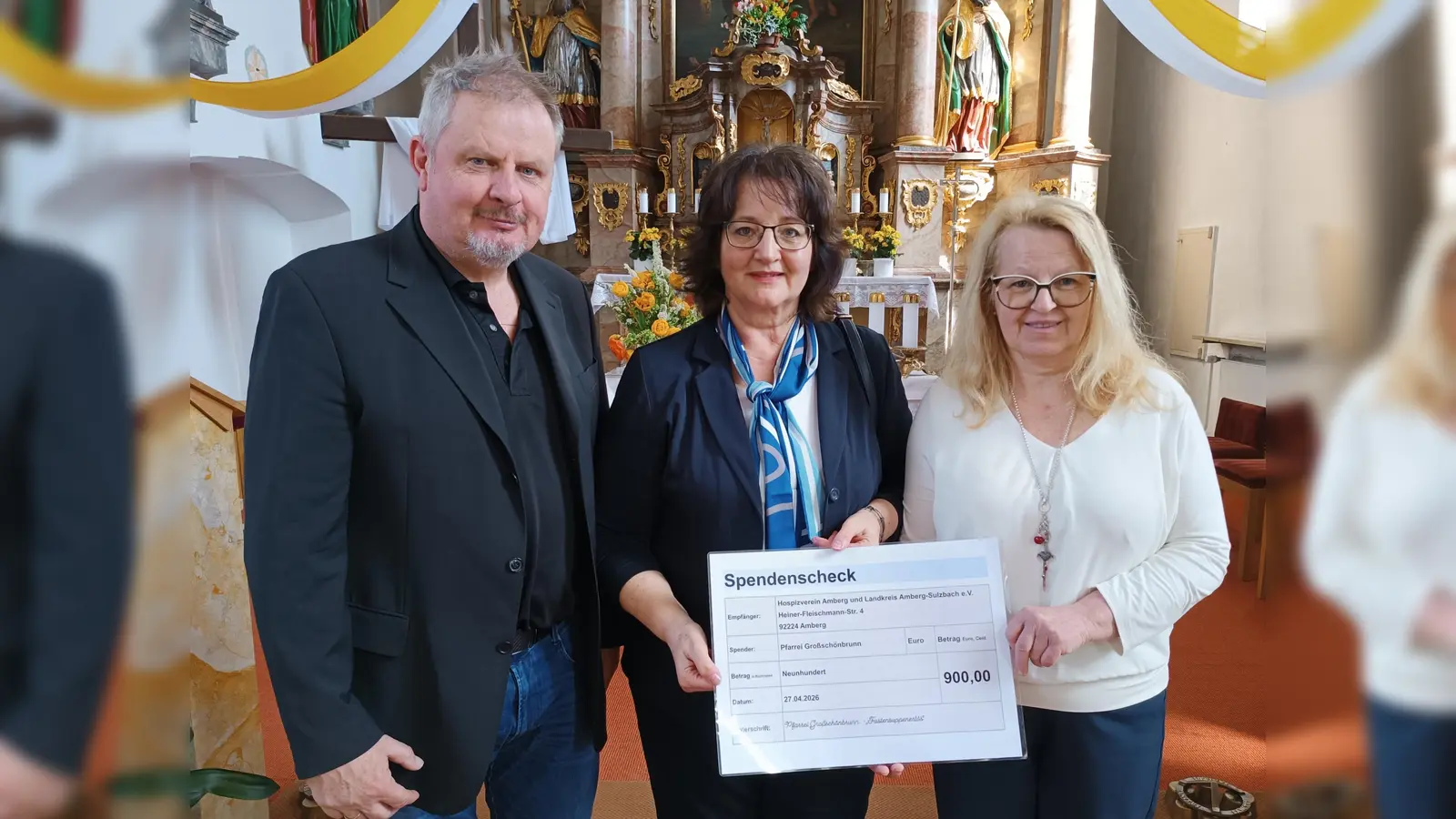 Spendenübergabe an Frau Elisabeth Dürbeck (Hospizverein Amberg) durch Annette Nübler und Heinrich Schwirzer. (Bild: Dagmar Schwirzer)