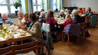 Gemütliche Runde beim Kirwa-Frühstück im Pfarrsaal. (Bild: Martina Mewes)