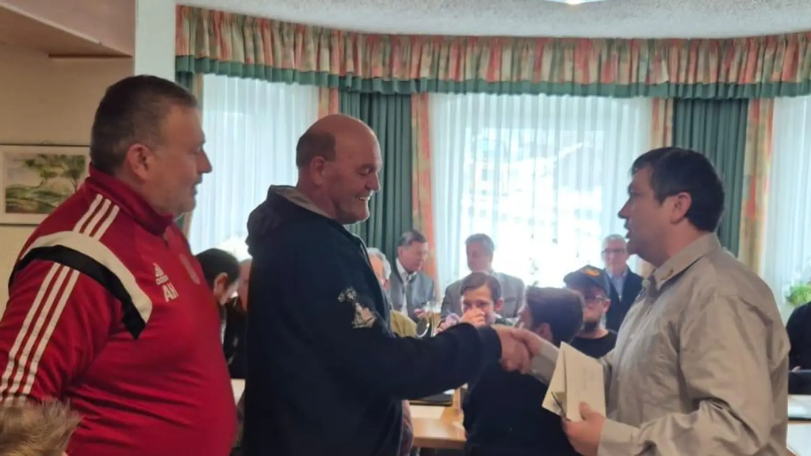 Vorstand des Kreisfischereiverein, Geehrte Mitglieder mit den Bürgermeistern Andreas Wutzlhofer und Rainer Rewitzer und Auszeichnug und Verabschiedung der Beiräte Otto Gallitzendörfer und Tobias Randhartinger (Bild: Richard Koller)