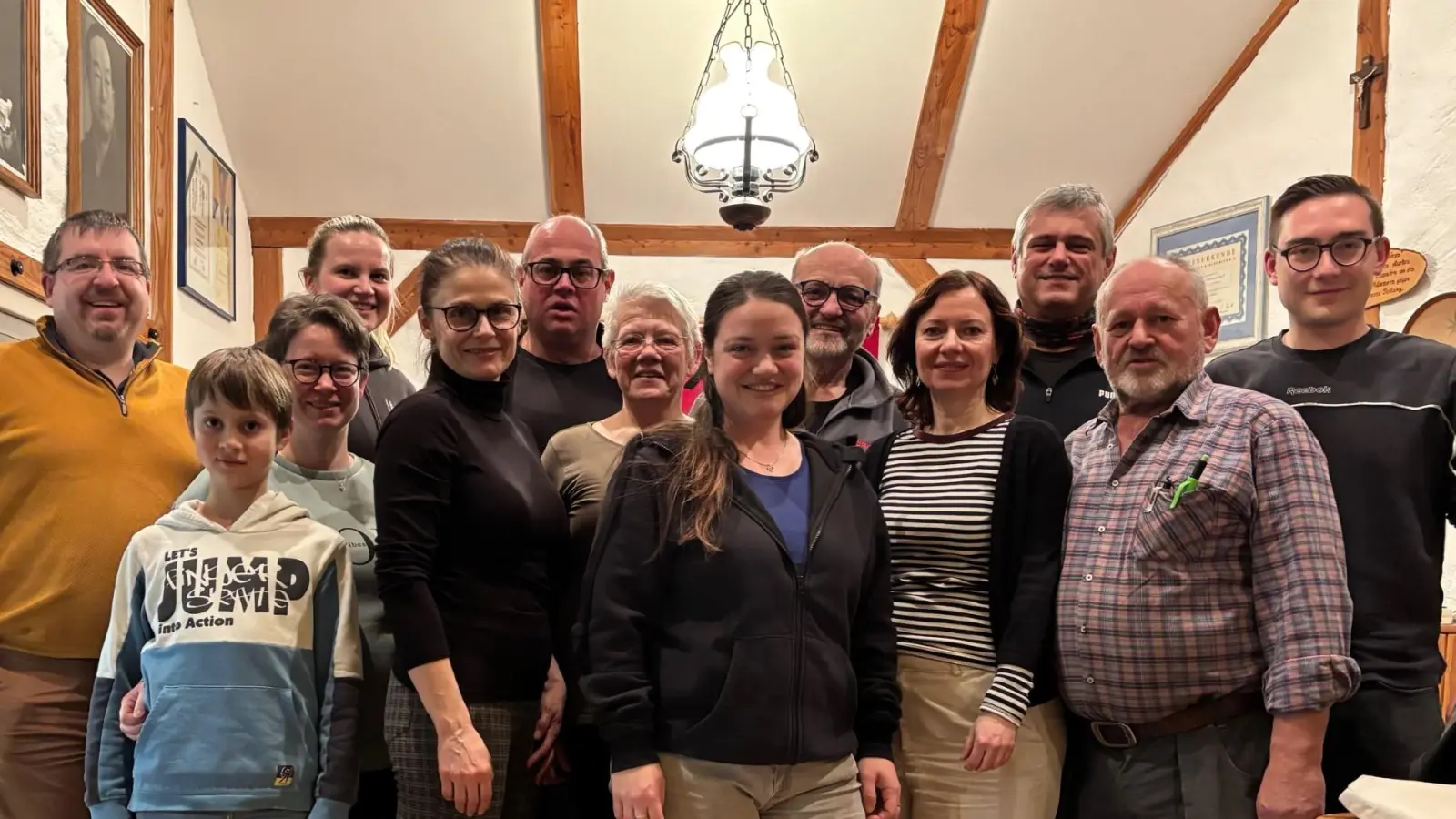 Vorstand Michael Hirn (ganz rechts), 2. Vorsitzender Johann Ruml (2. von rechts) (Bild: Renate Baier)