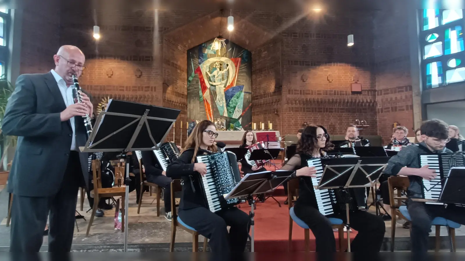 Georg Obermaier (Klarinette) und das Akkordeonorchester mit Caccinis „Ave Maria“. (Bild: Laura Demjan)