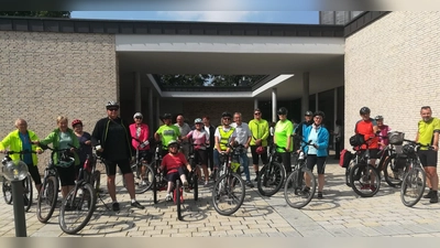 Die Wallfahrer- Gruppe nach dem Gottesdienst, an der Kirche in Waldershof. (Bild: Adelheid Menges)