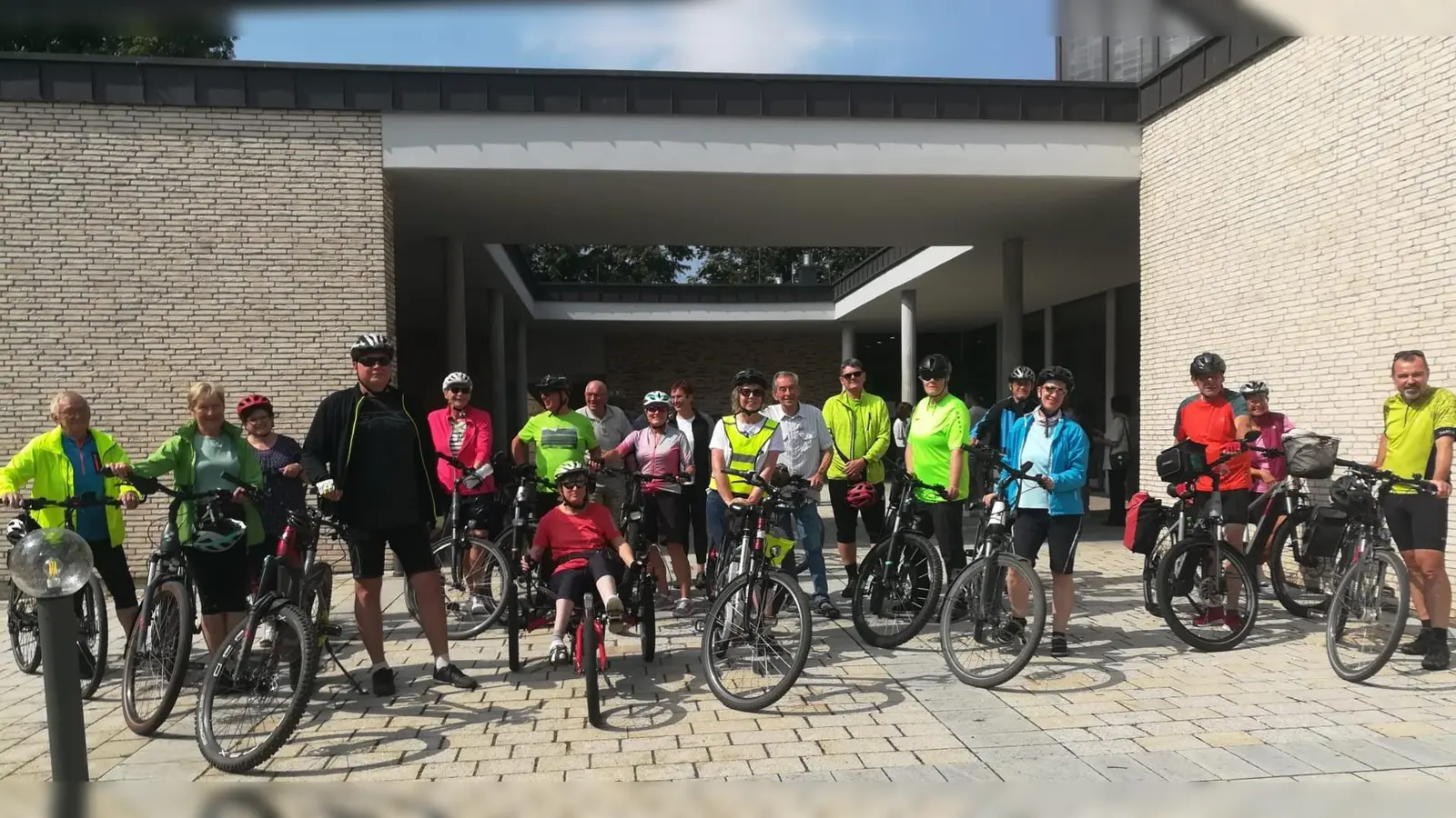 Die Wallfahrer- Gruppe nach dem Gottesdienst, an der Kirche in Waldershof. (Bild: Adelheid Menges)