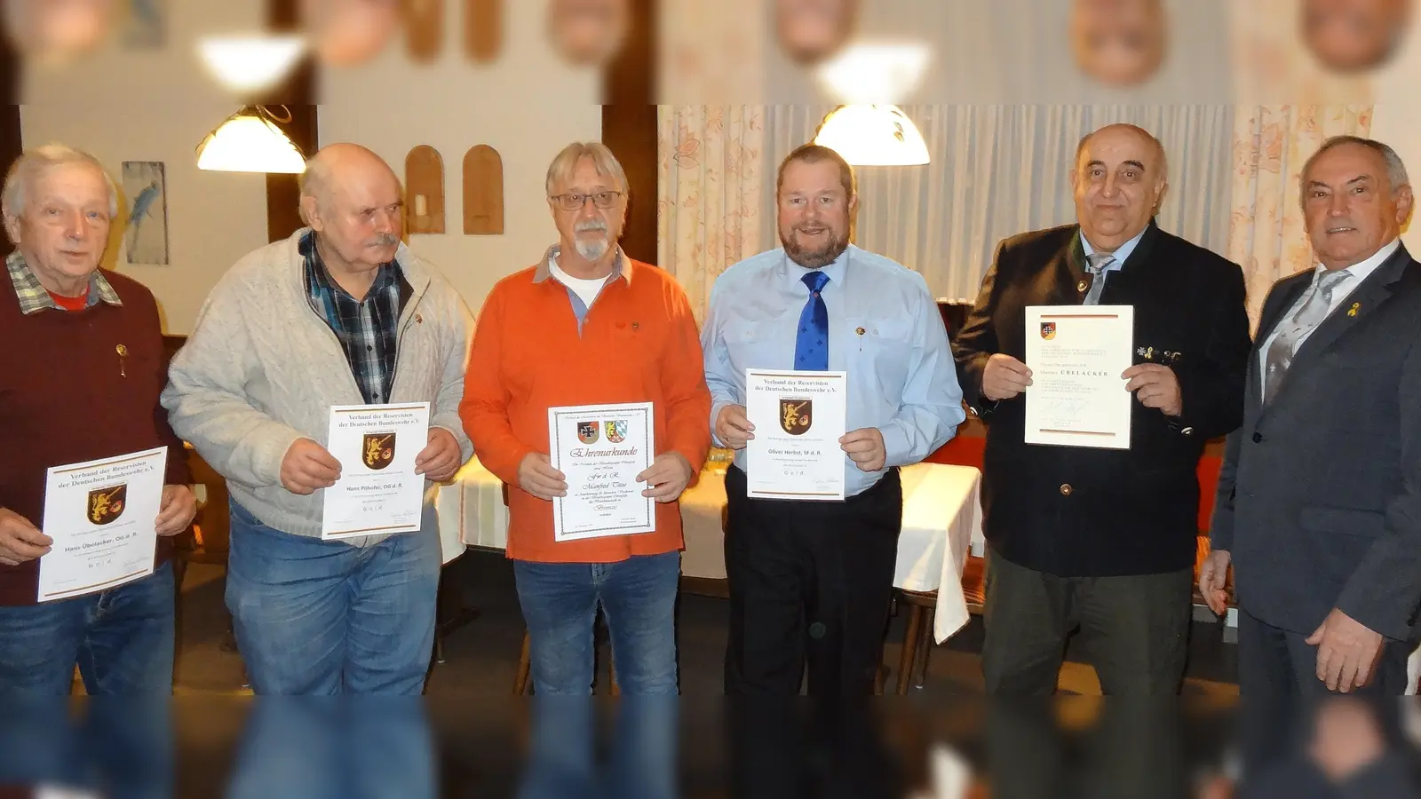Die RK Holnstein ehrte die Kameraden (von links): Hans Übelacker und Hans Pilhofer Kreis Gold, Manfred Titze Bezirk Bronze, Oliver Herbst Kreis Gold und Werner Übelacker Bundes-Ehrennadel in Gold, durch den Ehrenkreisvorsitzenden OTL.d.R. Werner Gebhardt (rechts). (Bild: Manfred Noskowiak)