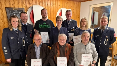 Von links nach rechts stehend: 2. Kommandantin Kathrin Gruber, stv. Vorsitzender Tristan Hagspiel, Stefan Adam, Bürgermeisterin Marion Höcht, Jakob Gallersdörfer, Daniela Härtl, 1. Kommandant Patrick Schneider.<br>sitzend: Werner Heinl, Anton Schwarz, Franz-Josef Rötzer. (Bild: Andreas Heinz )