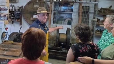 Bei der Führung im Bereich der Fassbinderei durch Herbert Konrad (Bild: Herbert Konrad)