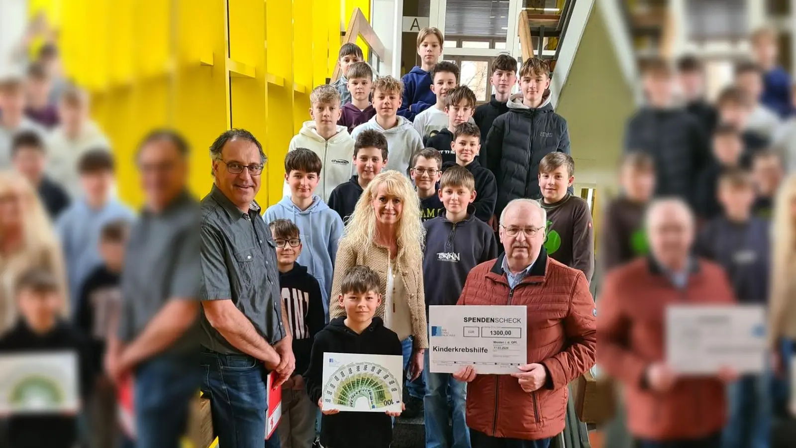 Schüler der 6. Jahrgangsstufe übergaben gemeinsam mit der Initiatorin Birgit Winter-Pausch und dem Schulleiter Michael Meier die Weihnachtsspende an Herbert Putzer, Vorsitzender der Kinderkrebshilfe Oberpfalz Nord.  (Bild: Birgit Winter-Pausch)